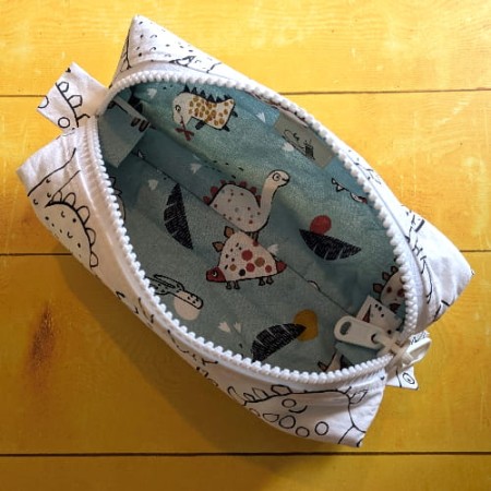 Vue de dessus de la trousse à colorier dinosaures