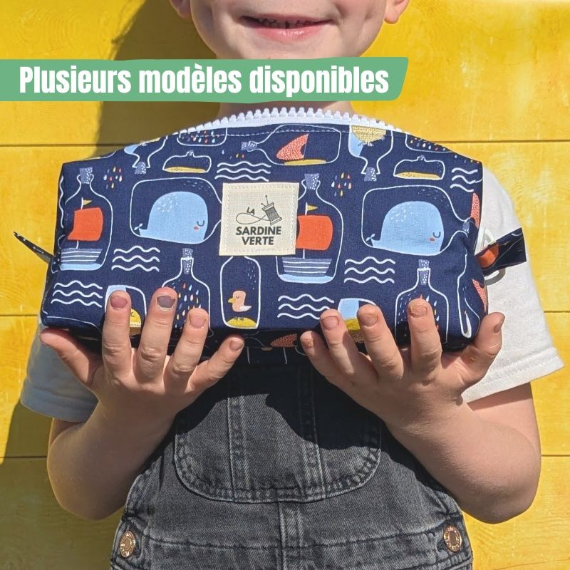 Enfant tenant dans ses mains une trousse à colorier et bannière indiquand plusieurs modèles disponibles