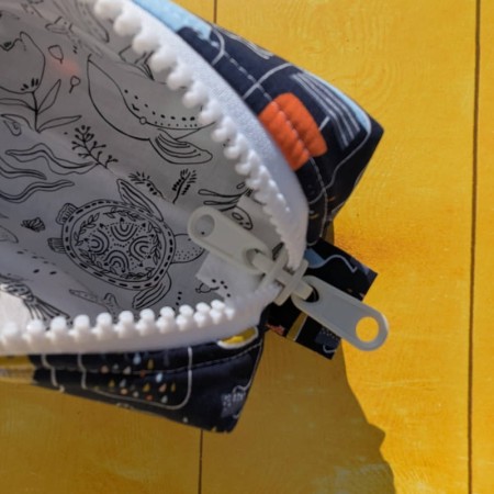 Fermeture éclair de la trousse à colorier aux motifs de bouteilles à la mer sur fond bleu marine