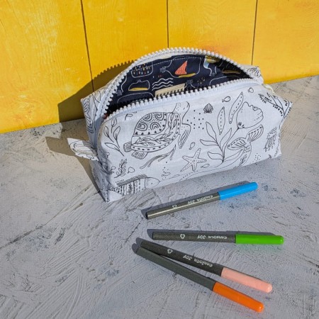 Coloriage représentant des animaux marins dans la trousse à colorier aux motifs de bouteilles à la mer sur fond bleu marine