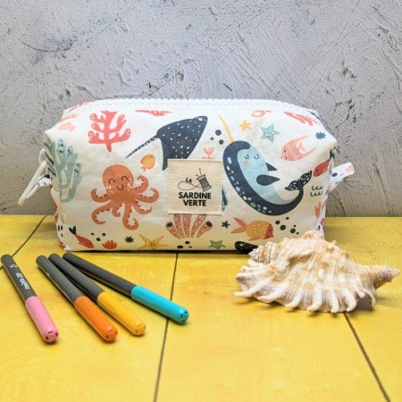 Face avant de la trousse à colorier aux motifs des animaux de la mer
