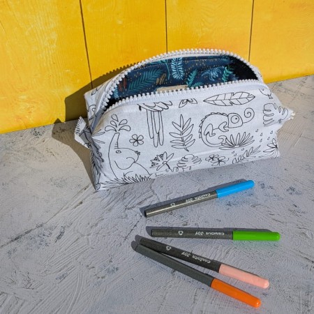 Coloriage représentant des animaux de la jungle dans la trousse à colorier aux motifs de singes oranges