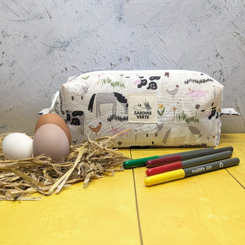 Trousse réversible à colorier avec des motifs d'animaux de la ferme
