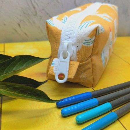 Fermeture éclair de la trousse réversible à colorier avec tissu oiseaux sur fond jaune