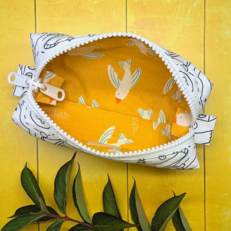 Extérieur de la trousse réversible à colorier avec tissu oiseaux sur fond jaune
