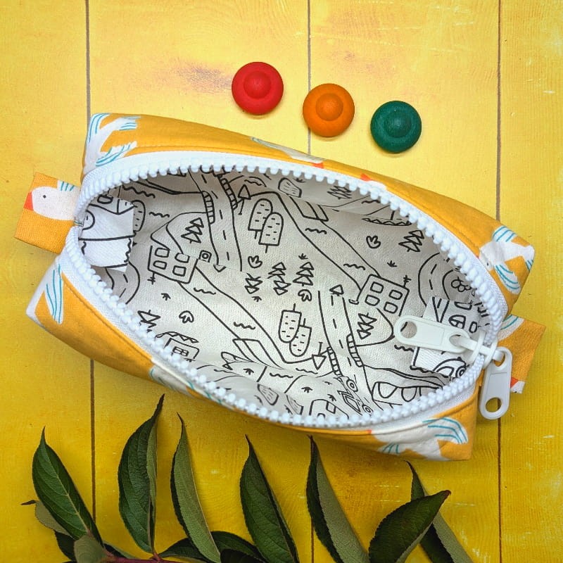 Intérieur trousse réversible à colorier avec tissu oiseaux sur fond jaune et colorier sur le thème de la ville