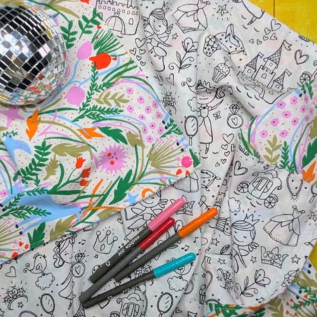 Tapis 4 en 1 princesses et licornes déplié avec feutres posés dessus