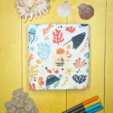 Tapis à colorier animaux marins plié avec feutres posés à côté