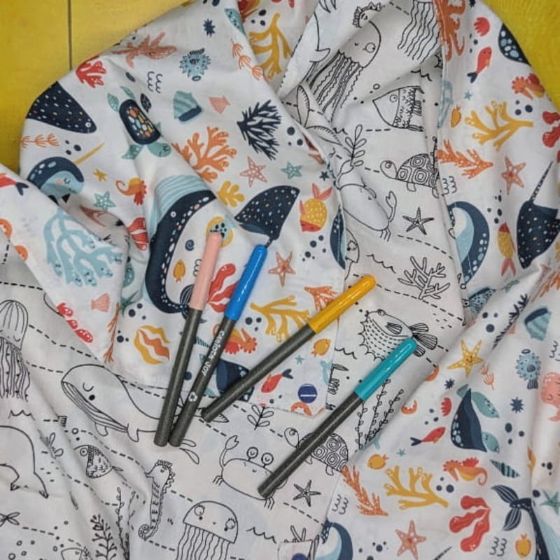 Tapis à colorier animaux marins déplié avec feutres posés dessus