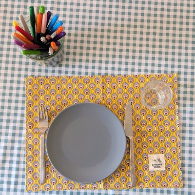 set de table à colorier côté coton enduit jaune avec assiette et couverts posés dessus