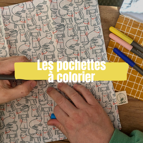 Mains coloriant une pochette lavable aux motifs de chats