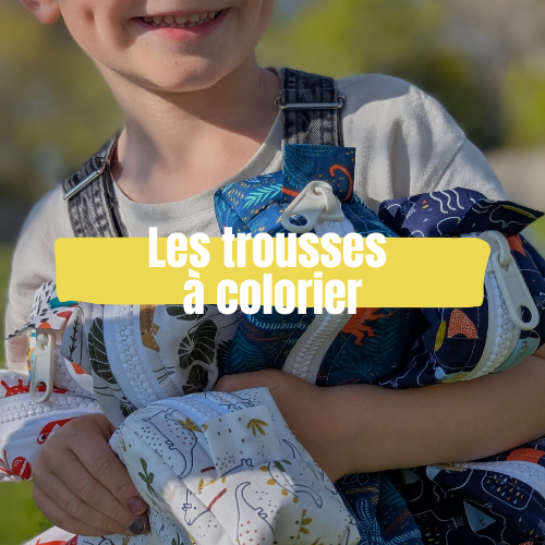 Enfant tenant des trousses à colorier réversibles