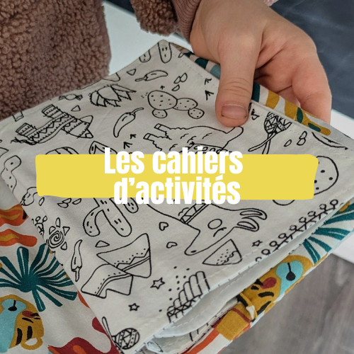 Cahier d'activités lavable tenu dans les mains d'un enfant